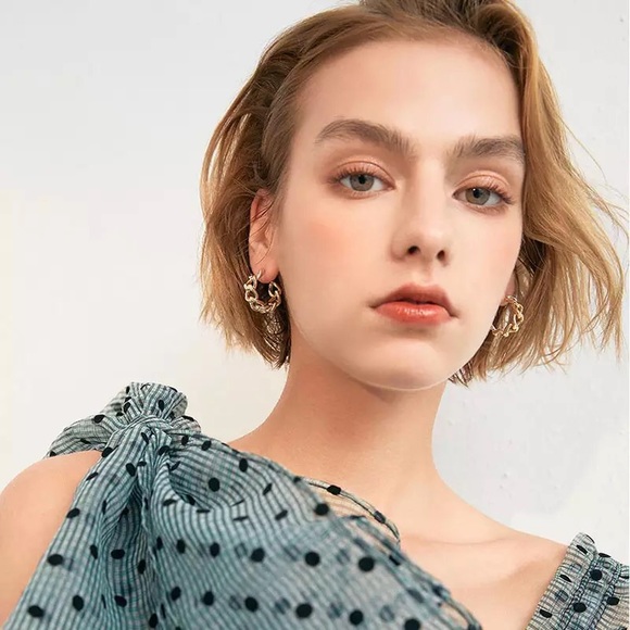 “City Girl” Chain Link Gold Hoop Open Circle Classic Chic Modern Casual Earrings - Picture 4 of 9